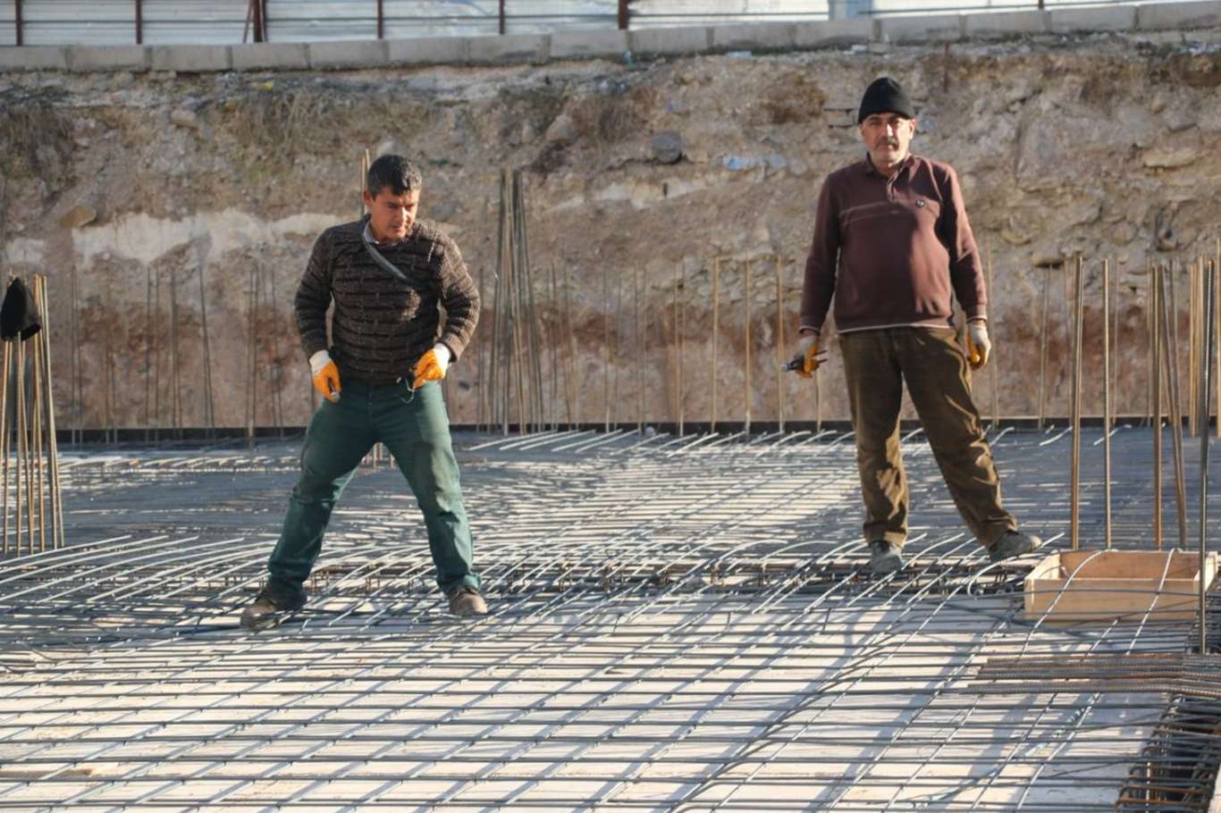 İnşaat işçileri sokağa çıkma kısıtlamasında çalıştı İnşaat işçileri sokağa çıkma kısıtlamasında çalıştı
